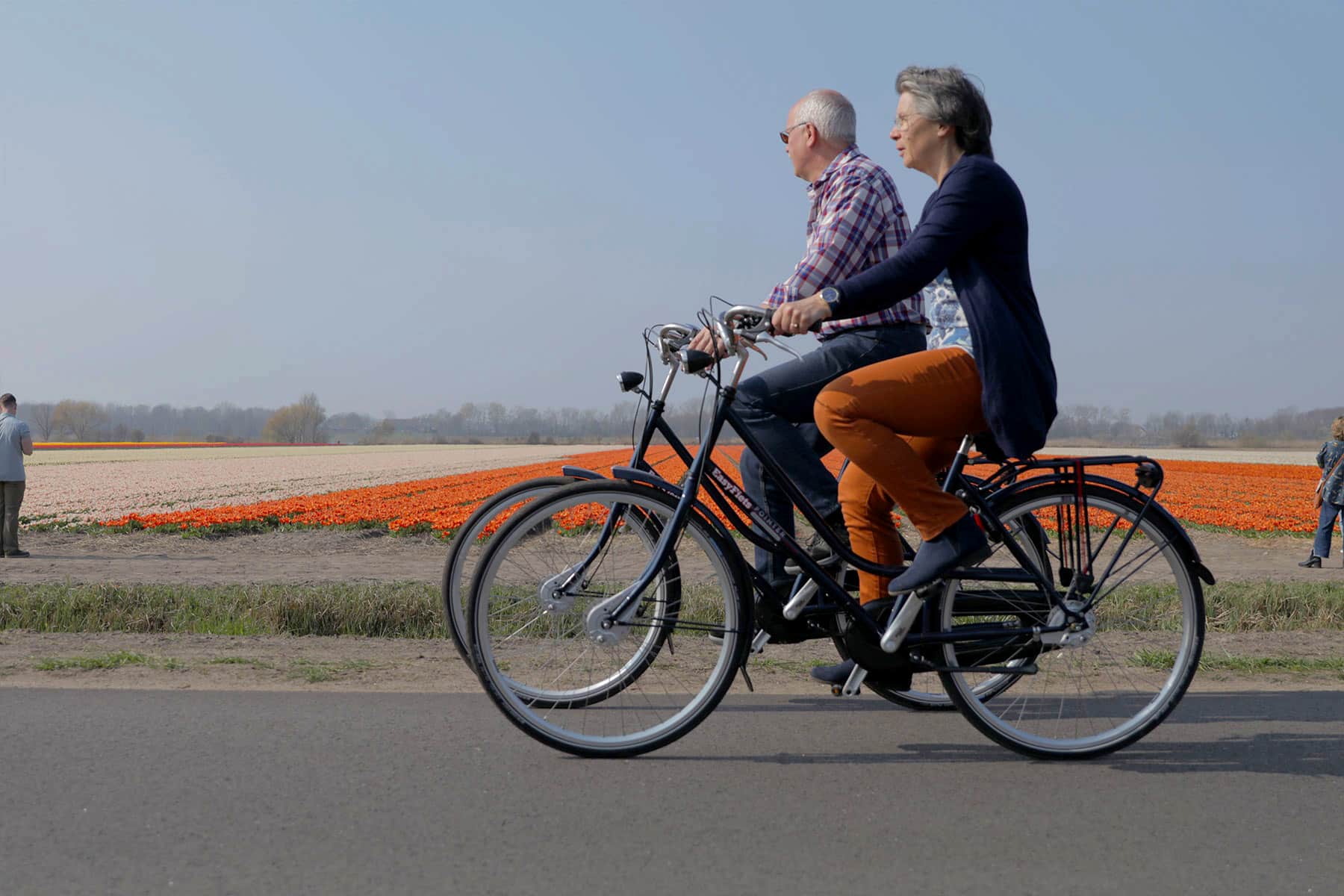 Samen fietsen door de Bollenstreek. Fietsverhuur EasyFiets in Leiden maakt het mogelijk!