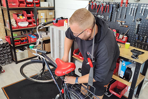 Reparatie aan Easyfiets fiets 2