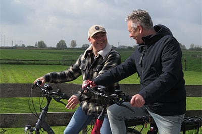 Mannen op e-bike